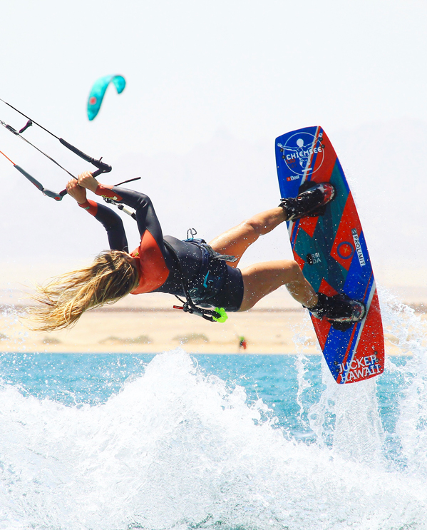 Kitesurferin beim Freestyle-Trick am KiteHouse Inselspot in Somabay – perfekte Bedingungen und starke Winde im Roten Meer