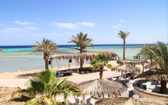 Relaxed atmosphere at the beach bar with a view of the Red Sea – The Breakers Somabay.